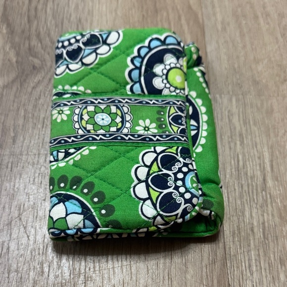 Vera Bradley wallet in the
"Cupcake Green" pattern in good condition - Picture 10 of 10